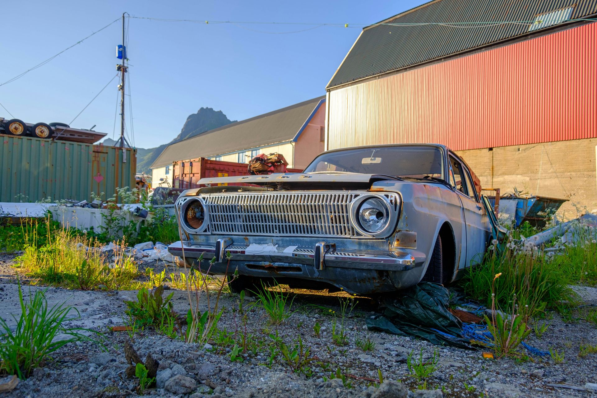 an old car is sitting in the grass